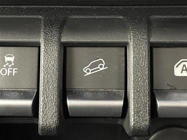 【ヒルディセントコントロール（4WD）】急な下り坂を降下する際でも、システムが安全な速度での走行を維持できるようにブレーキ制御を行い、サポートします！オフロード・積雪路などで活躍します！