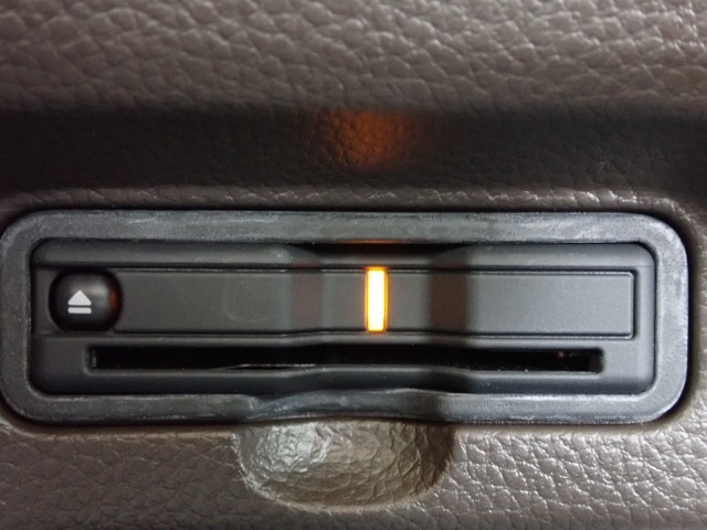 ■【ETC車載器】が装備されています。セットアップをしてお渡しとなり、ETCカードを差し込むだけで高速道路の利用が可能です。