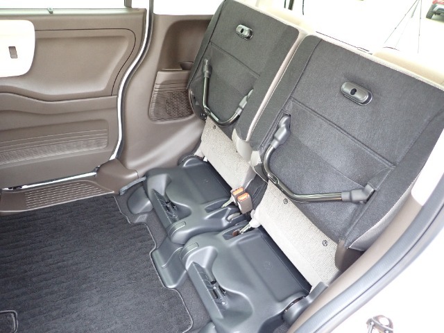 ◆チップアップ＆ダイブダウン機構付【ULTR SEAT】は後席座面を左右分割で跳ね上げることができます。トランクで積載できない背の高い荷物をラクラク収納できます。ホンダ車ならではの人気装備です。