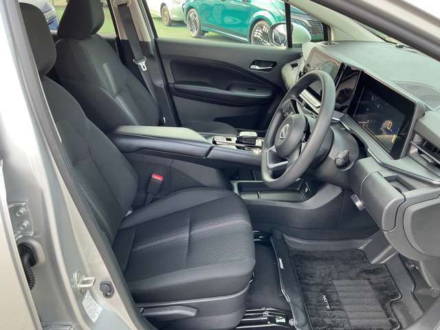 運転席も広々でゆったり気分で運転できます♪