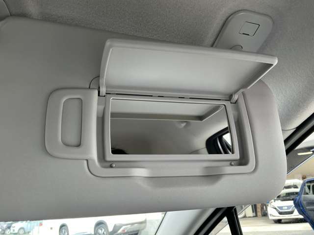 サンバイザー裏側に、お化粧用鏡のバニティミラーを装着。 信号待ちなどで手軽にメイクチェックができます。