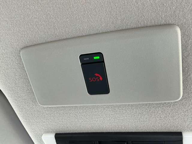 急病時や危険を感じた時には、SOSコールスイッチを押してください。万が一の事故発生時には、エアバッグ展開と連動し自動通報されます。専門のオペレーターが警察や消防への連携をサポートします。