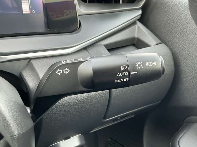 ハイビームアシストは周囲の明るさから対向車や先行車、街灯の有無などをフロントカメラが検知して、自動でハイビーム(上向き)とロービーム(下向き)を切り替える機能です。