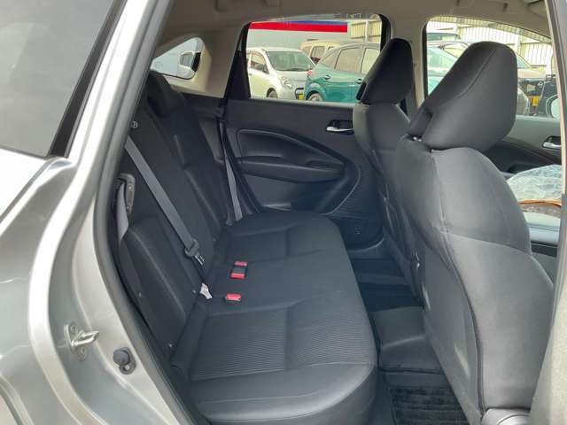 後部座席は開口部が広く、乗り降りしやすいですよ。