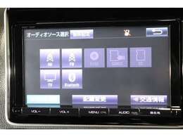 CD・DVD・SDオーディオ・Bluetoothオーディオ再生可能。SDカードへの音楽録音も可能。フルセグTV視聴可能。