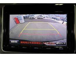 後方の死角を軽減し、狭い場所での切替しや駐車もしやすくなるバックモニターを装備しています。