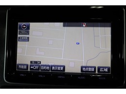 純正9インチSDナビを装備しています。大きな画面で地図も見やすく操作もしやすいです☆ハンズフリー通話や音楽の再生に使えるBluetoothにも対応しています。