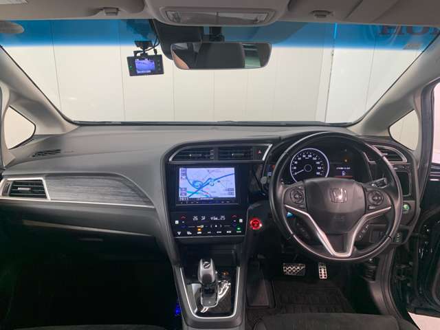 見通しの良い運転席回りとなっておりますので安心して運転をして頂けます！窓が大きいので明るく開放的な室内です