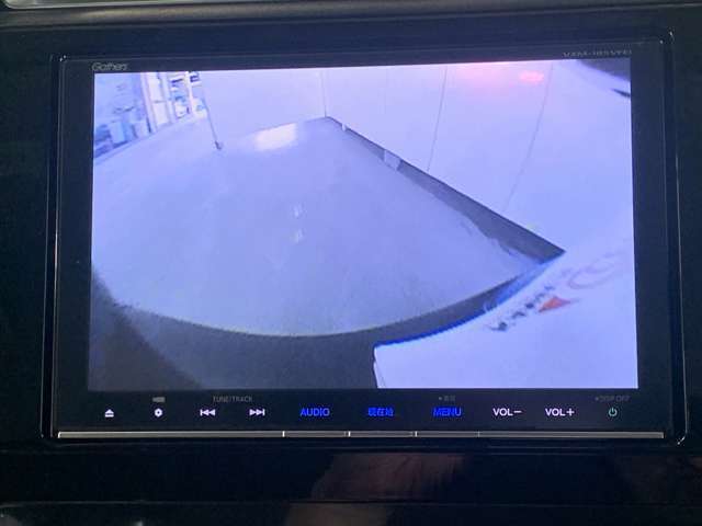 バックギアに入れるだけで自動でリヤカメラに切り替わります！車庫入れやバックが苦手な方にオススメ！