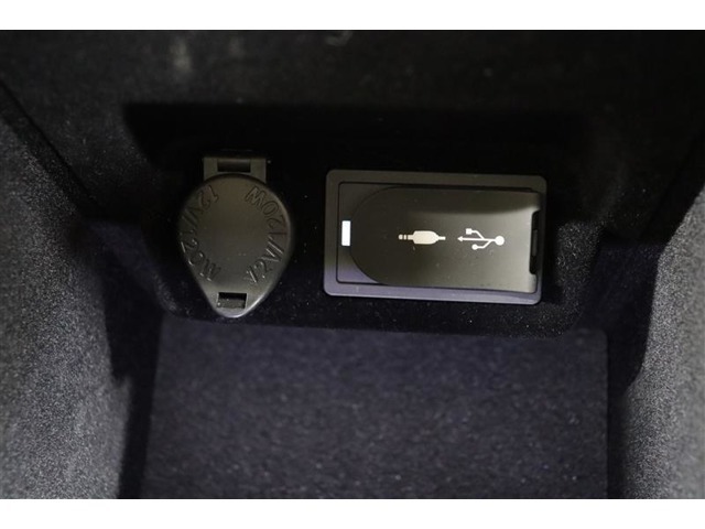 スマホやiPodを直接カーオーディオに接続し、音楽を高音質で楽しめるAUXを装備。iPhoneやスマホを繋いで音楽を再生したり、充電などに便利なUSBポートも装備。車内にあると便利なアイテムですね！