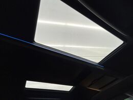 【ガラスルーフ】ガラスルーフ搭載で車内の解放感が一気にアップ！開放的なドライブをお楽しみいただけます。