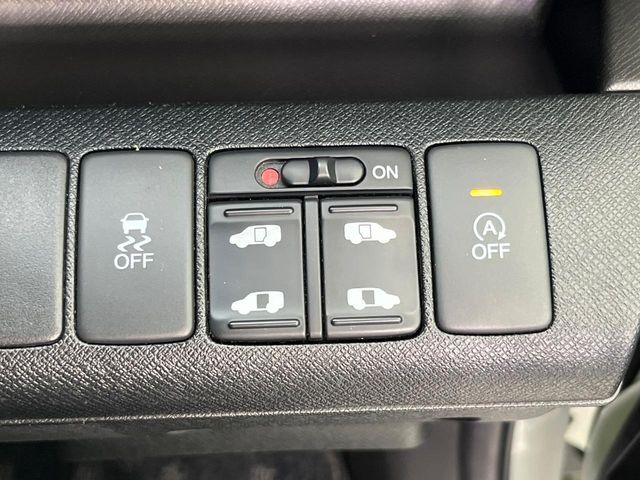 【両側パワースライドドア】スマートキーや運転席のスイッチで後席両側スライドドアの開閉が可能♪電動だから力を入れてドアを開ける必要が無く、小さなお子様でも簡単に開け閉めでき快適です♪