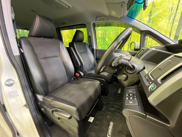 運転席シート廻りは使用感も少なく、良好な状態となっています。丁寧に使われていたことがよくわかりますね。
