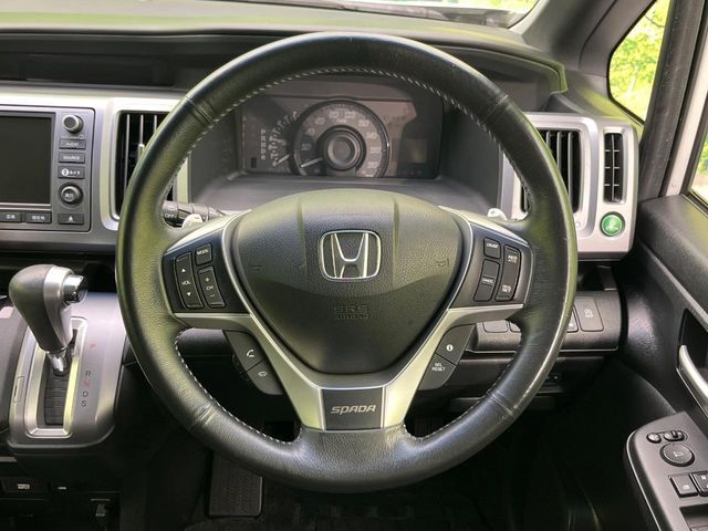 インテリアに合わせたデザインのステアリングは、運転される方のことも考え、運転しやすい形状、大きさです。是非一度、実際に触ってお確かめください。