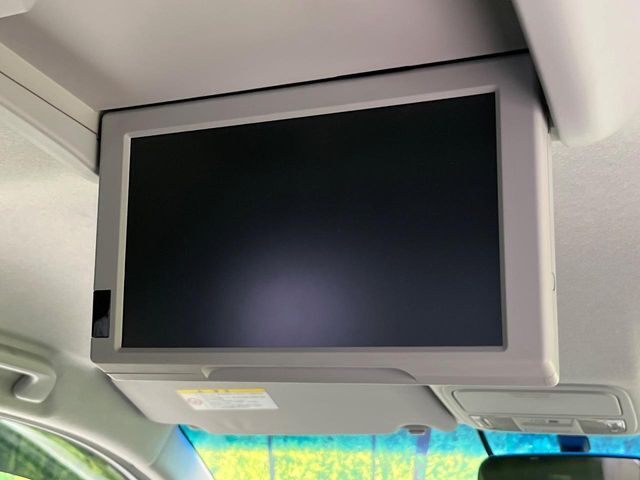 【フリップダウンモニター】大画面モニターで後席でもエンタメをお楽しみいただけます。小さなお子様にも大人気の装備です♪