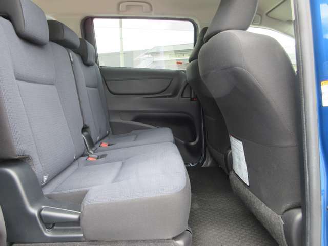 2列目も足元が広々しています。足元が狭い車は乗っていても疲れますよね・・・これだけ広ければ後部座席の方も大満足！皆様で楽しいドライブを！