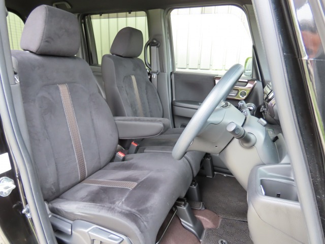 すわり心地も良い運転席、助手席シートです。