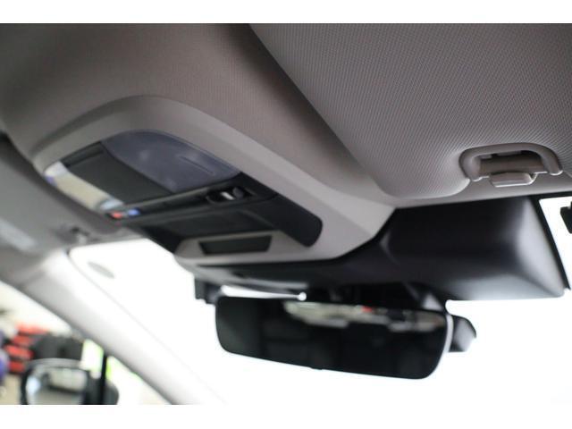 ルームミラーに後続車のライトが反射して眩しいときなどに、自動的に光の強さを抑えてくれる、自動防眩ミラーです