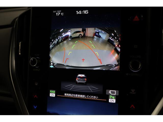 後退時にはバックカメラとセンサーがドライバーをアシスト。車庫入れが不安な方も安心です。