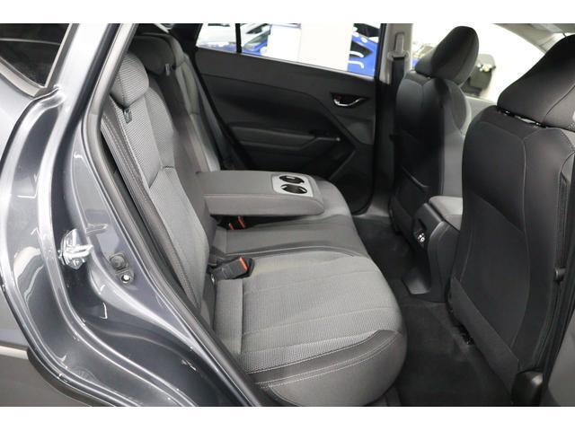 センターアームレストが付いておりゆったりと寛げる後部座席。足元も広く快適です。