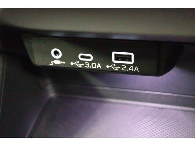 USB充電ポートはモニターと連動。APPLE CAR PLAYやANDOROID AUTOはこちらに繋いで操作します。