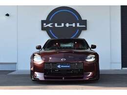 昭和テイストを盛り込んだこちらの車両！！エアロパーツはフロントを少し前方向へ延長し30mmのワイドボディキットを装着した車両になります！！リアに厚みを出すためにリアディフューザーが装着されております！