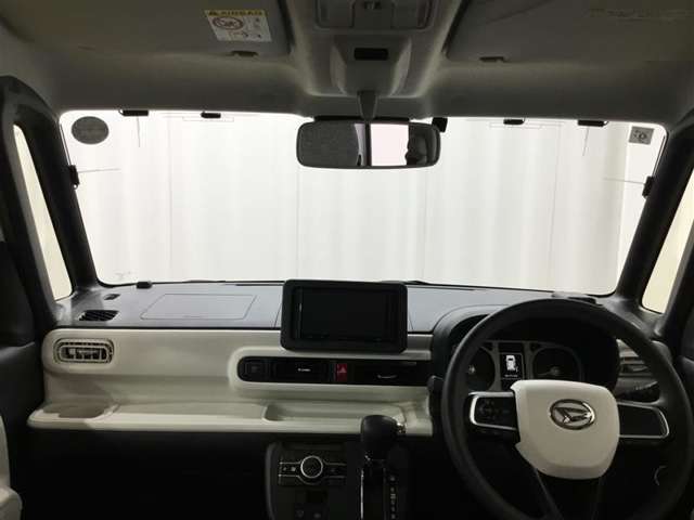 広いフロントガラスでとても見やすく、安心感ある視界です