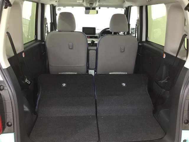 シートアレンジが多彩で、荷物の大小に応じてスペースを変えられる便利なお車です！