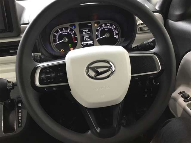 とっても見やすいメーターです。夜間時はラグジュアリーな気分にさせてくれる照明が魅力ですので、夜のドライブも楽しみになりますよ♪