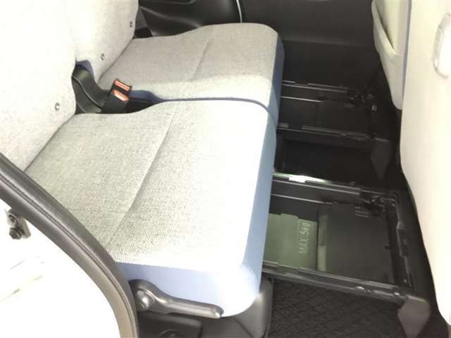 リヤシートの下に収納ボックスを完備