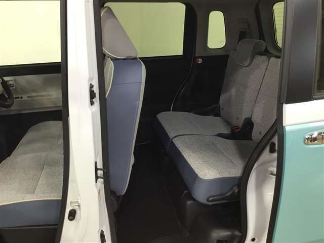 リヤシートは意外と広いスペースとなっています