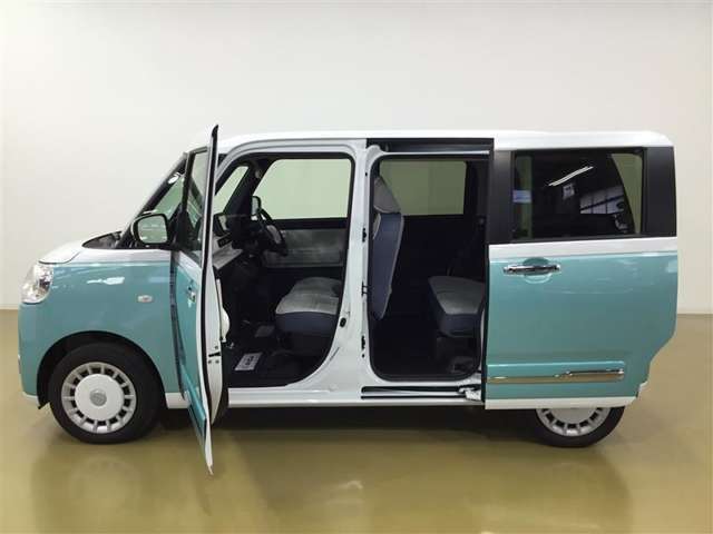 開口部が広く、乗り降りのしやすいお車です