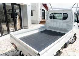 荷物がしっかり積める広々荷台です。