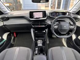 3D ICockpit　運転中の視線移動を最小限に抑える最適なレイアウト。その配置を可能にする小径ステアリング！