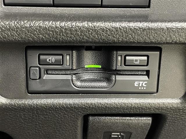 【ETC】有料道路を利用する際に料金所で停止することなく通過できる、ETC車載器（ノンストップ自動料金収受システム機器）が装備されています。セットアップを行うことで利用可能になります。