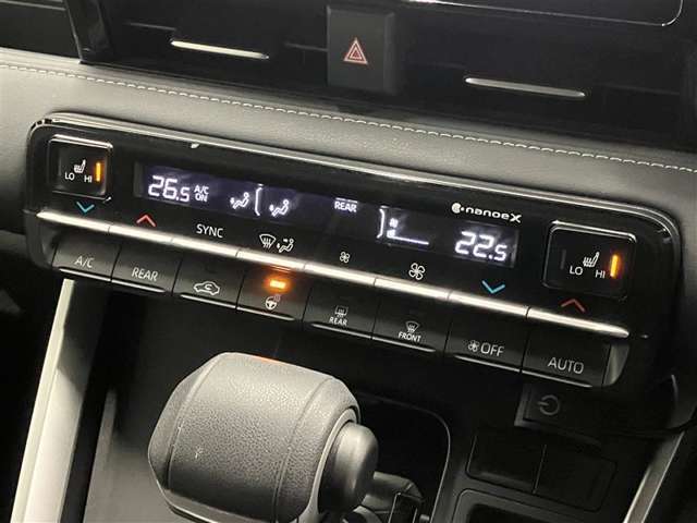 デュアルエアコンとは、運転席と助手席で、個別に温度設定ができる機能です。気温の感じ方は、人それぞれ違うもの。乗る人に優しい機能ですね。