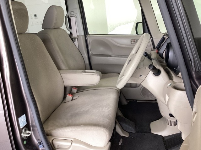 座面も厚みがあり背もたれも高く、広い足元にゆったり座れるシートです。運転席と助手席の間が空いている為、助手席側への移動がスムーズです。交通量の多い道でも助手席側から乗り降りができます。