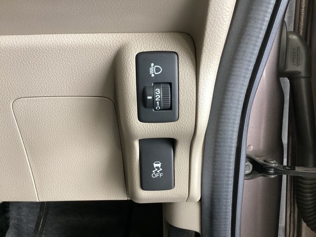 ハンドルの右側にヘットライトリベライザーと安全装備のVSA（ABS＋TCS＋横滑り抑制）の解除スイッチがついています。ヘッドライトリベライザーは道路状況や積荷の加重に応じてライトの高さを調節できます。