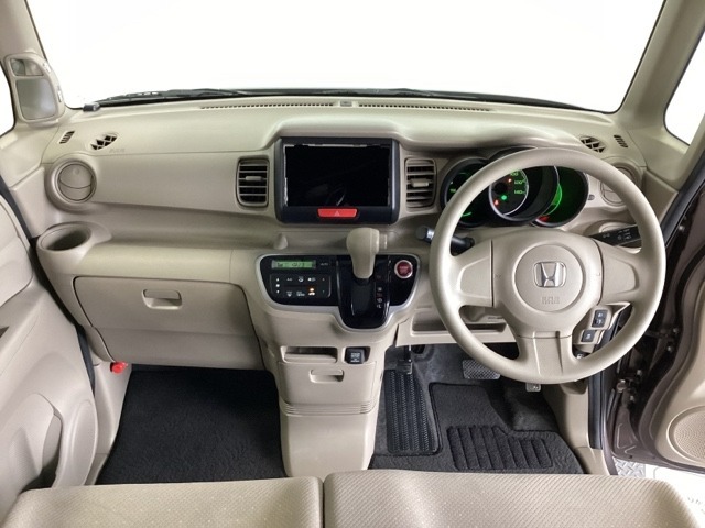 車内は光触媒抗菌消臭施工済です。インパネ周りはスタイリッシュなデザインです。グローブボックスやカップホルダーのほかにトレーなどたくさんの収納スペースが付いています。