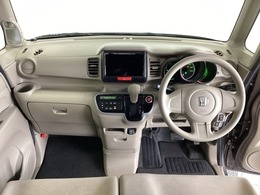 車内は光触媒抗菌消臭施工済です。インパネ周りはスタイリッシュなデザインです。グローブボックスやカップホルダーのほかにトレーなどたくさんの収納スペースが付いています。