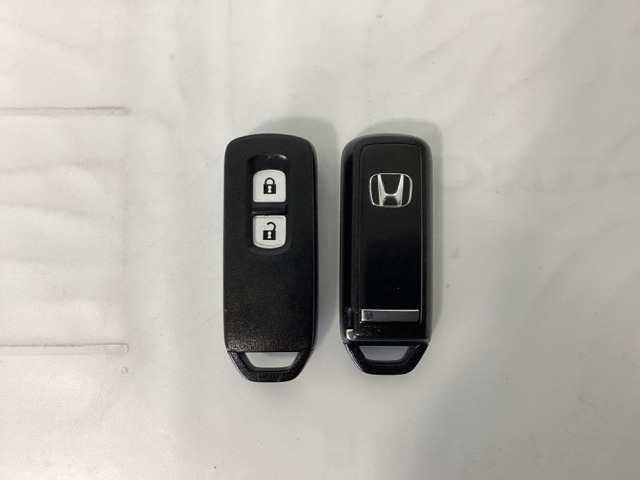 スマートキーを装備しています。鍵を差し込むことなくドアロックの開け閉めと、スタートボタン操作でのエンジンスタートができます。スペアキーも同じものを用意しております。