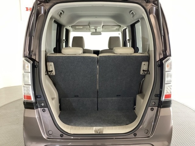 開口部も広く荷物の積み下ろしもしやすいお車となっております。シートの背もたれは5：5の割合で分割して可倒できるので、長いお荷物などを載せることもできます。