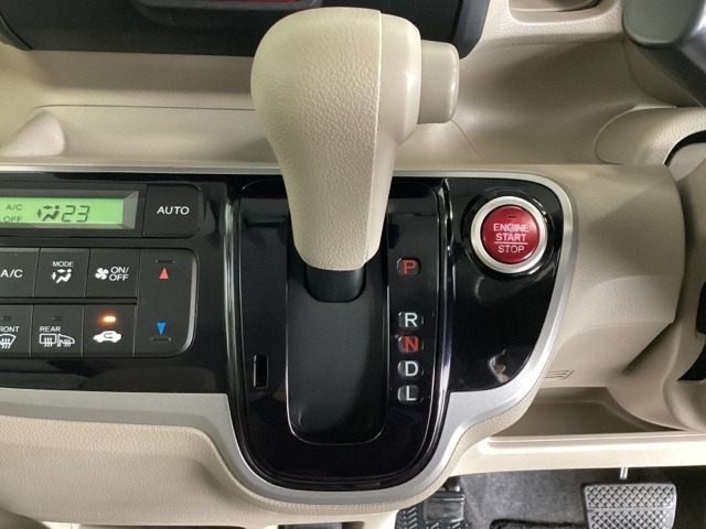CVT車のセレクトレバーです。低速から高速まで、変速ショックのないスムーズな走りを実現するとともに、エンジン効率のよい領域を維持することで燃費にも貢献します。