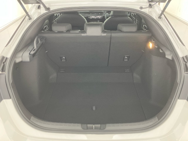 後席背もたれを倒せばちょっと大きめの荷物や長いものを積みたい時に便利です。