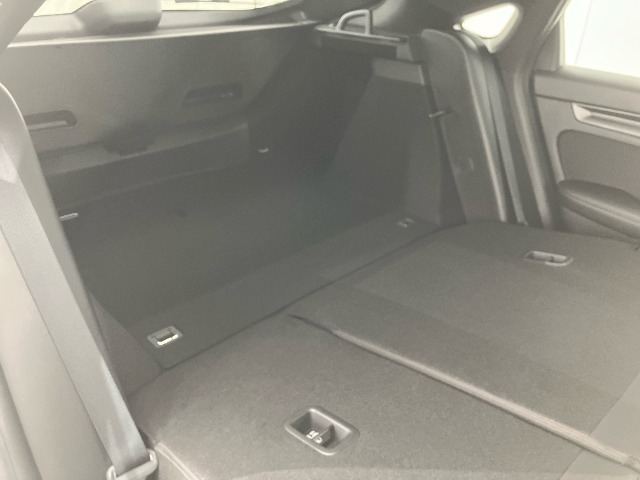 トランクスルーでさらに長い荷物も積むことができます。