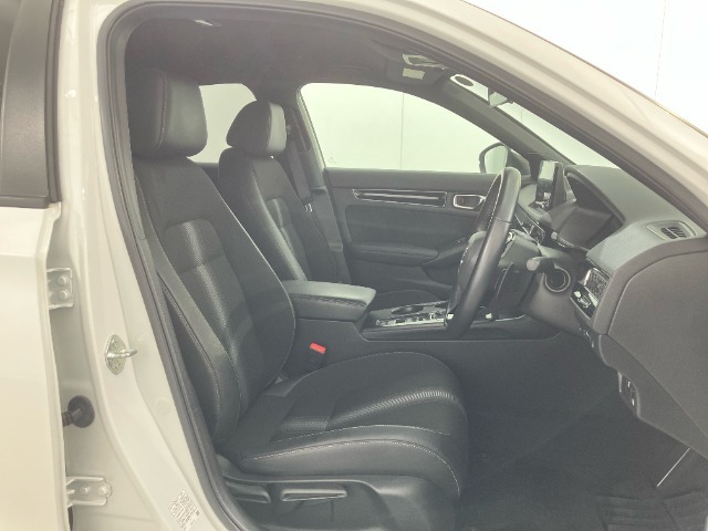 乗降がしやすい運転席。高さが調節できて小柄な女性でもベストポジションをとることができます。