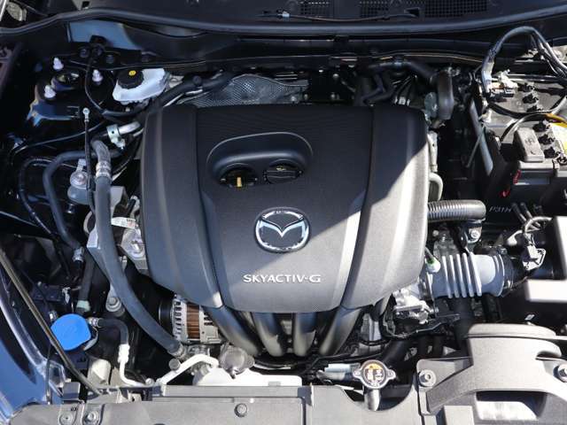 「SKYACTIV-G（ガソリン）」は、規格外の高圧縮を実現し、世界のエンジン技術者に驚きを与えました。さらに、それを維持したままノッキングの発生を抑え、熱効率を向上、走りにも寄与したエンジンです。