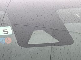 【トヨタセーフティセンス】走行中に前方の車両等を認識し、衝突しそうな時は警報とブレーキで衝突回避と被害軽減をアシスト。より安全にドライブをお楽しみいただけます。