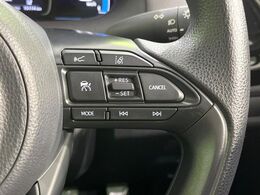 【レーダークルーズコントロール】高速道路での長距離走行が楽に！！自動で速度を保つクルーズコントロールが、衝突軽減システムと連携し、前方の車両を感知して車間を保つように速度調節してくれます！！