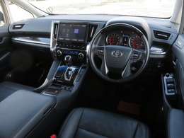 30系トヨタのアルファード、後期モデルが入荷しました。レギュラー走行のお車です。車両重量2010kg・JC08モード燃費は11.4km/L・直列4気筒エンジン・182馬力のお車です（※カタログ参照）。